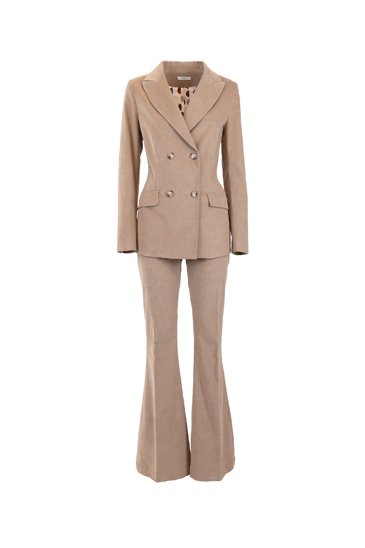 Pantalone a zampa in velluto millerighe, abbinato a giacca elegante, in tonalità beige, per un look raffinato e femminile.